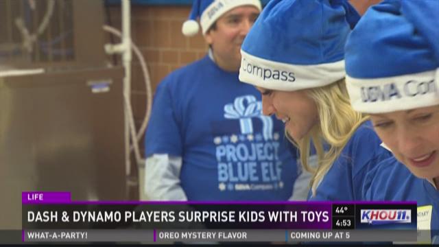 Dynamo, pemain Dash mengejutkan anak-anak dengan mainan