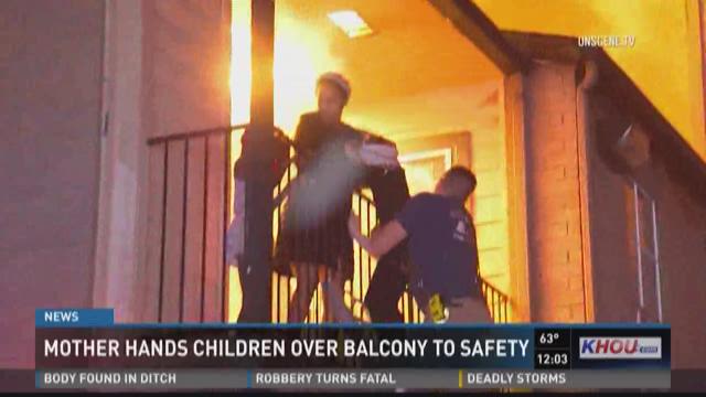 DRAMATIC VIDEO: Mother, 3 children rescued from massive apartment fire ...